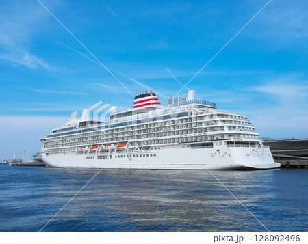 初クルーズを前に、横浜・大さん橋に停泊する飛鳥Ⅲ - 都市景観（2025年6月） 128092496