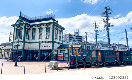 愛媛県の道後温泉の坊っちゃん列車 愛媛県の道後温泉の坊っちゃん列車 128092821