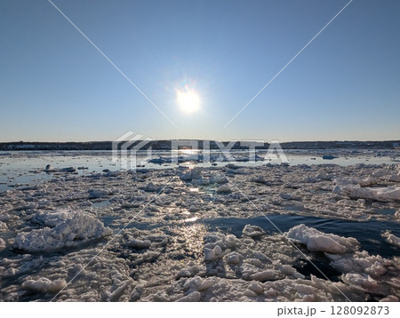 オホーツク海 流氷 砕氷船からの景色 オホーツク海 流氷 砕氷船からの景色 128092873