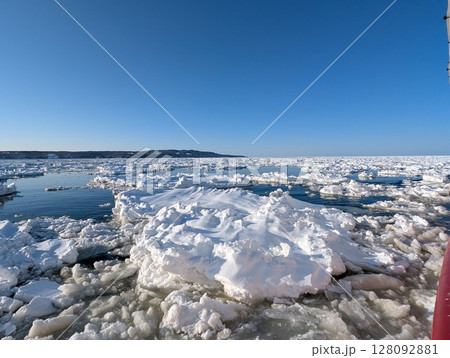 オホーツク海 流氷 砕氷船からの景色 128092881