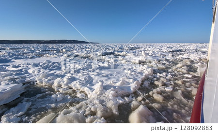 オホーツク海 流氷 砕氷船からの景色 128092883