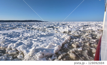 オホーツク海 流氷 砕氷船からの景色 128092884