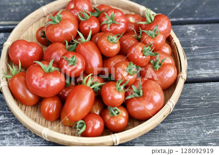 収穫したミニトマトと中玉トマト 128092919