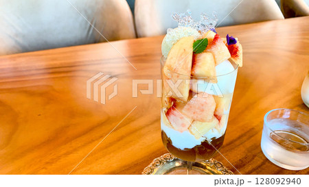 愛媛のカフェスイーツ桃のパフェ 128092940