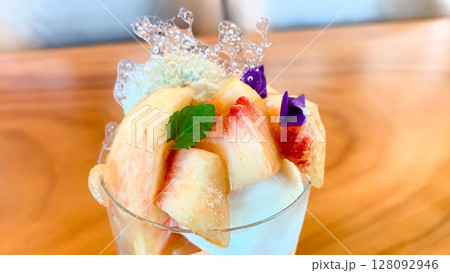 愛媛のカフェスイーツ桃のパフェ 128092946