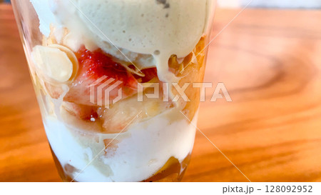 愛媛のカフェスイーツ桃のパフェ 128092952
