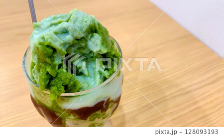 練乳をかけた宇治抹茶金時のかき氷 練乳をかけた宇治抹茶金時のかき氷 128093193