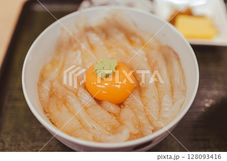 卵黄とわさびが輝く青森陸奥湊のヒラメ漬け丼 卵黄とわさびが輝く青森陸奥湊のヒラメ漬け丼 128093416