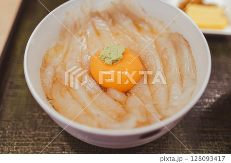 卵黄とわさびが輝く青森陸奥湊のヒラメ漬け丼 128093417