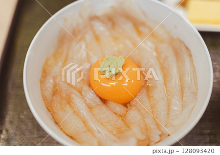 卵黄とわさびが輝く青森陸奥湊のヒラメ漬け丼 卵黄とわさびが輝く青森陸奥湊のヒラメ漬け丼 128093420