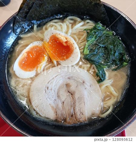 丸岡商店(モレラ岐阜店)の味玉ラーメン(醤油) 128093612