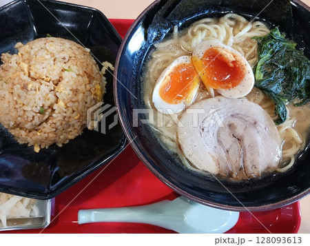丸岡商店(モレラ岐阜店)の味玉ラーメン(醤油)とチャーハンセット 丸岡商店(モレラ岐阜店)の味玉ラーメン(醤油)とチャーハンセット 128093613