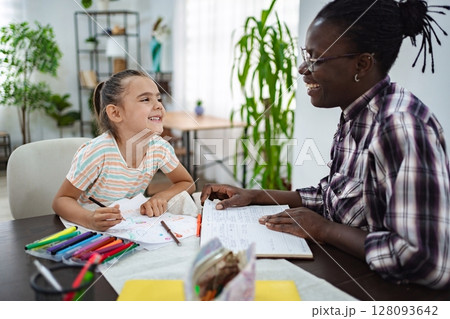 Creative bonding moments during art activities at home 128093642