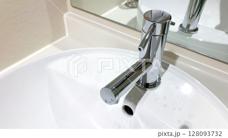 ビジネスホテルの洗面所の蛇口 128093732