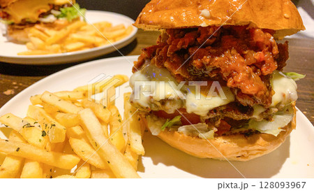 高級ハンバーガーとフライドポテト 高級ハンバーガーとフライドポテト 128093967