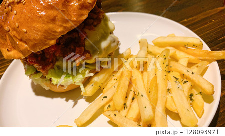 高級ハンバーガーとフライドポテト 高級ハンバーガーとフライドポテト 128093971