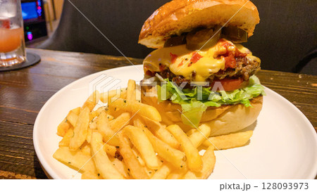 高級ハンバーガーとフライドポテト 128093973