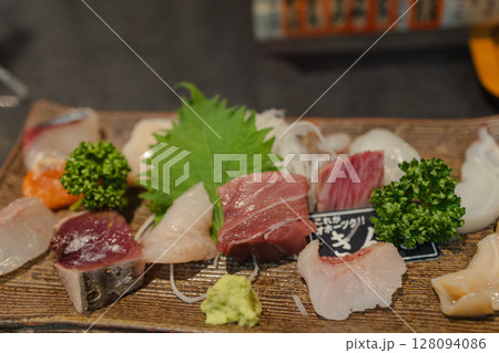 青森名物・大間のマグロ入り刺身盛り合わせ 128094086