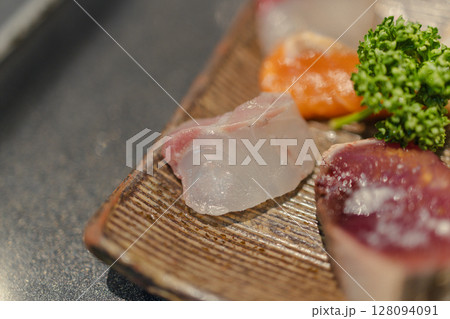 青森名物・大間のマグロ入り刺身盛り合わせ 青森名物・大間のマグロ入り刺身盛り合わせ 128094091