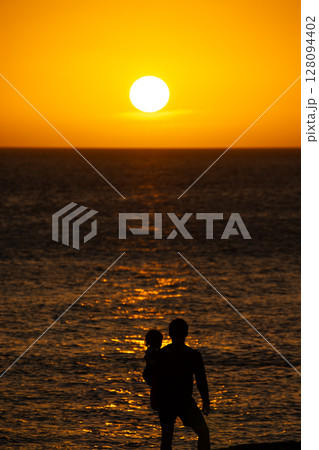 夕暮れ時 128094402