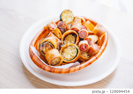 ウインナーと夏野菜の春巻き 128094454