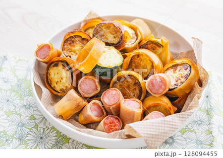 ウインナーと夏野菜の春巻き ウインナーと夏野菜の春巻き 128094455