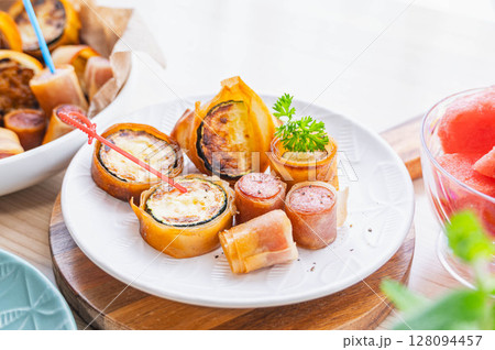 ウインナーと夏野菜の春巻き 128094457