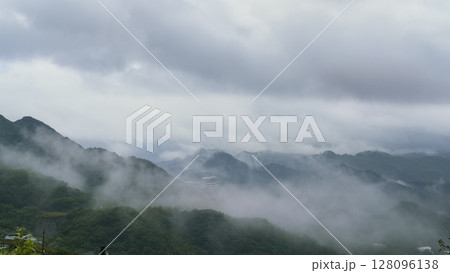 霧に包まれた台湾・九份の山並み / Jiufen, New Taipei, Taiwan 128096138