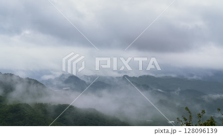 霧に包まれた台湾・九份の山並み / Jiufen, New Taipei, Taiwan 128096139