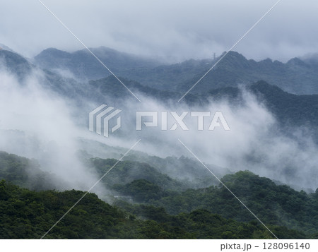 霧に包まれた台湾・九份の山並み / Jiufen, New Taipei, Taiwan 128096140