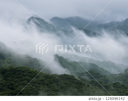 霧に包まれた台湾・九份の山並み / Jiufen, New Taipei, Taiwan 128096142