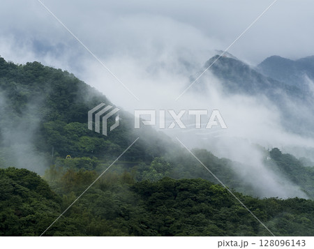 霧に包まれた台湾・九份の山並み / Jiufen, New Taipei, Taiwan 128096143