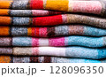 カラフルな衣類 128096350