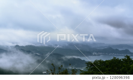 九份から望む台湾北部の山と入り江 / New Taipei, Taiwan 128096398