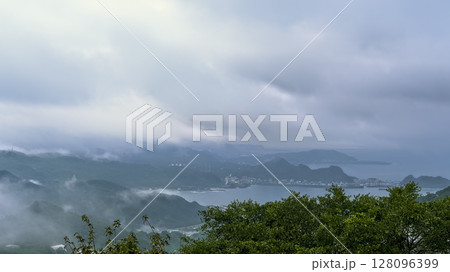 九份から望む台湾北部の山と入り江 / New Taipei, Taiwan 128096399