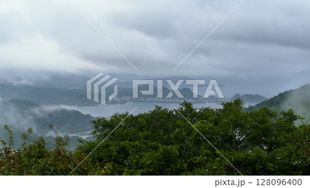 九份から望む台湾北部の山と入り江 / New Taipei, Taiwan 128096400