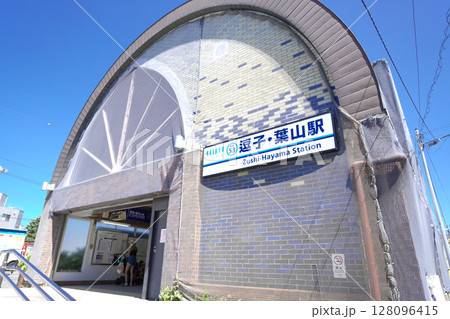 神奈川県逗子市、京急電鉄逗子葉山駅 128096415