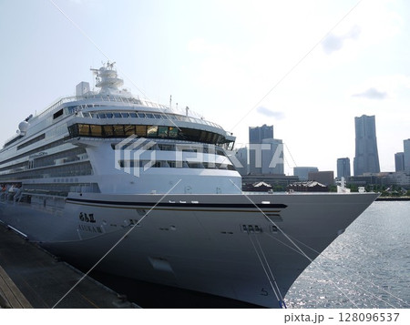 大さん橋に停泊する飛鳥Ⅲ 128096537