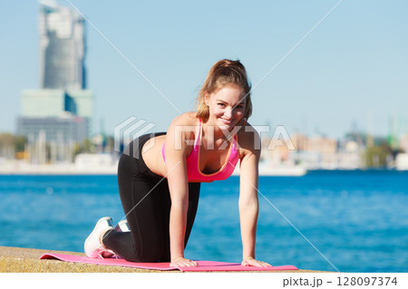 Attractive sporty girl outdoor 128097374