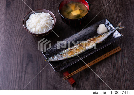秋刀魚の塩焼き 秋刀魚の塩焼き 128097413