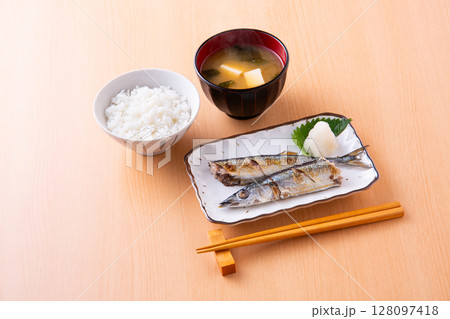 秋刀魚の塩焼き 128097418