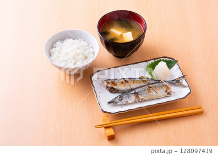 秋刀魚の塩焼き 128097419
