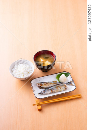 秋刀魚の塩焼き 128097420