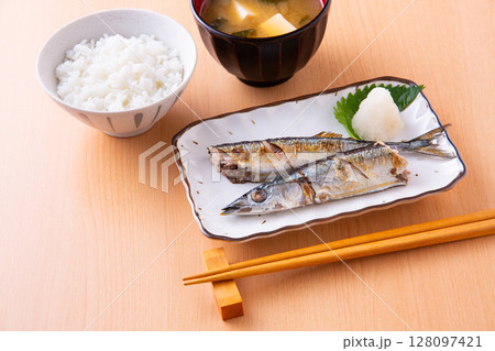 秋刀魚の塩焼き 128097421