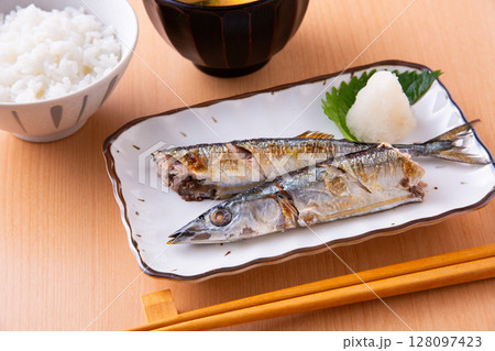 秋刀魚の塩焼き 128097423