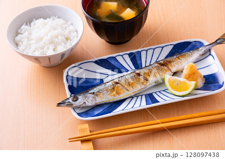秋刀魚の塩焼き 128097438
