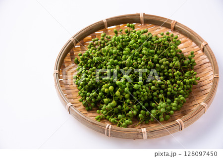 ざるに盛った山椒の実 128097450