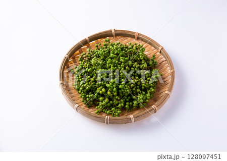 ざるに盛った山椒の実 ざるに盛った山椒の実 128097451