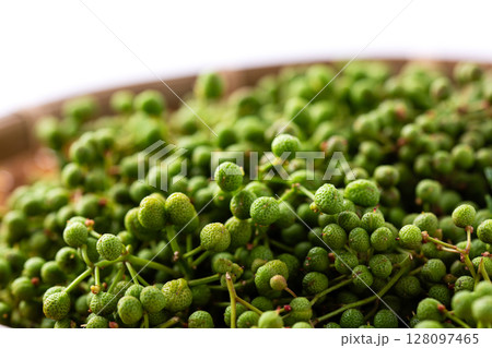 ざるに盛った山椒の実 ざるに盛った山椒の実 128097465