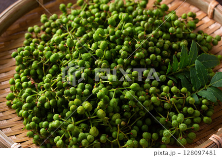 ざるに盛った山椒の実 128097481